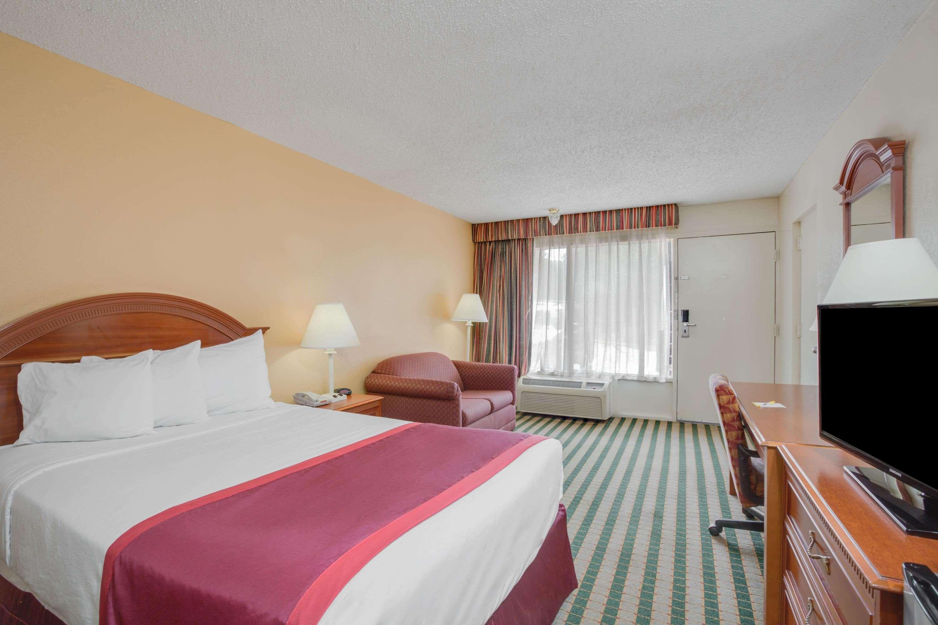 Days Inn By Wyndham Asheville West Candler Exterior photo