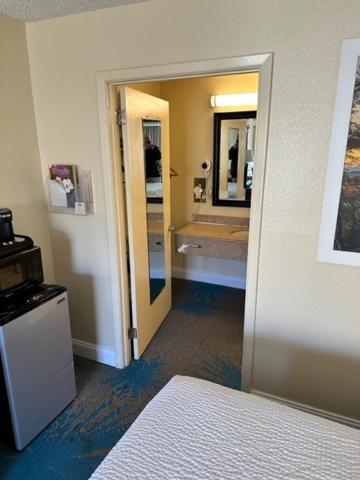 Days Inn By Wyndham Asheville West Candler Exterior photo